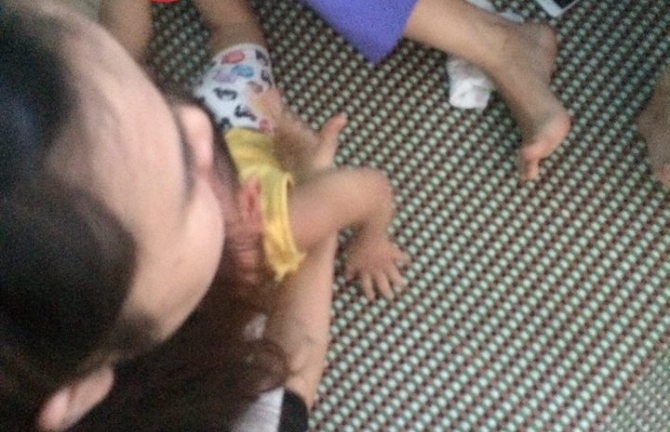 Vụ trẻ 14 tháng tuổi bị trói chân tay: Bảo mẫu trần tình