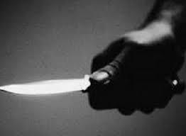 Thiếu tiền trả nợ, con kề dao vào cổ mẹ