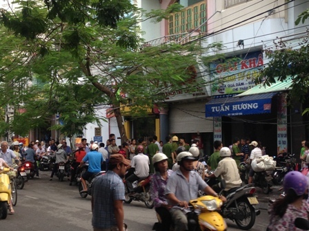 Khống chế đối tượng tẩm xăng dọa đốt mẹ và con dâu