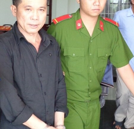 Nước mắt muộn màng của gã chồng chích điện vợ vì nghi ngoại tình