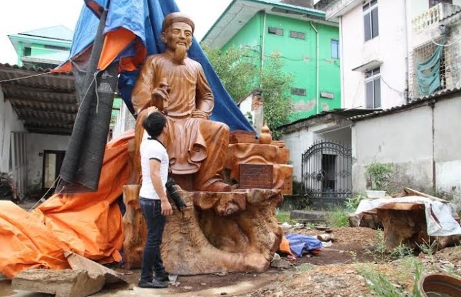 Chiêm ngưỡng tượng gỗ Đại thi hào Nguyễn Du lớn nhất Việt Nam