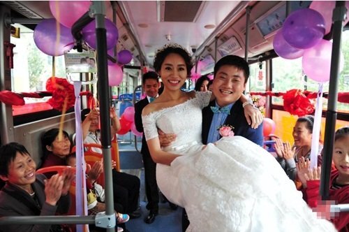 Xôn xao chú rể rước dâu bằng xe bus vì sợ tắc đường, kẹt xe