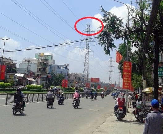 Hốt hoảng thanh niên nghi ngáo đá đu cột điện cao thế