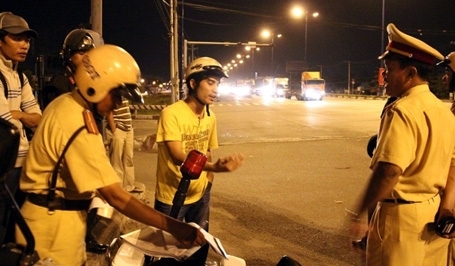 Vi phạm giao thông, có được đặt tiền để không bị công an giữ xe?