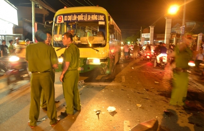 Người đàn ông tử vong do đâm vào đuôi xe buýt đang lưu thông