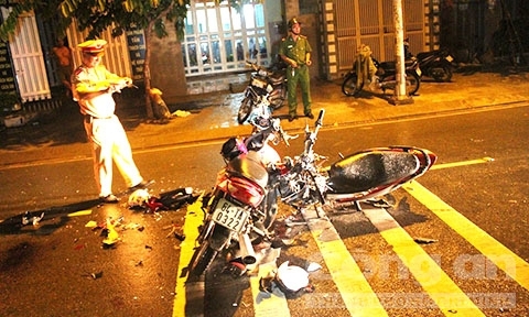 Vượt ô tô 4 chỗ, 3 nam thanh niên nhập viện nguy kịch