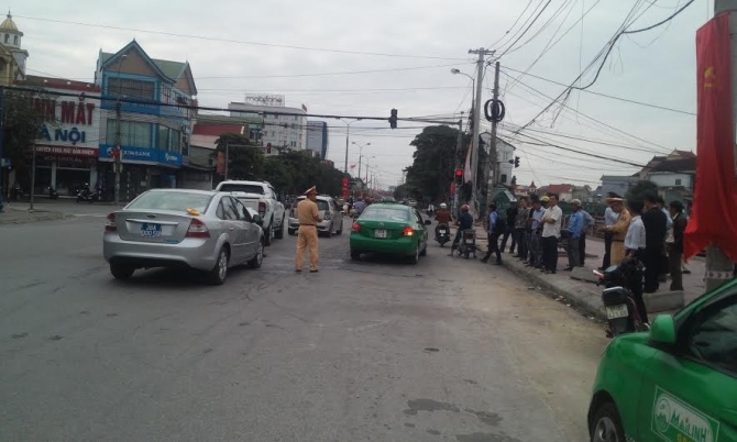 Gây tai nạn liên hoàn, tài xế xe biển xanh vội che biển số