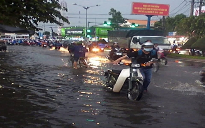 Mưa lớn, TP. Cần Thơ chìm trong “biển nước”