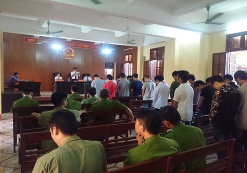 Hành hung công an, 21 đối tượng hầu tòa