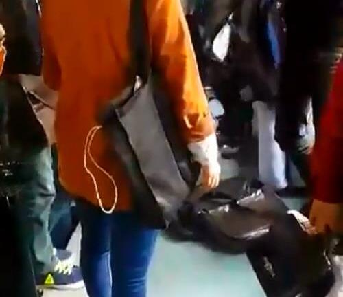 Hà Nội: Mất đồ, cô gái khám từng người trên xe buýt
