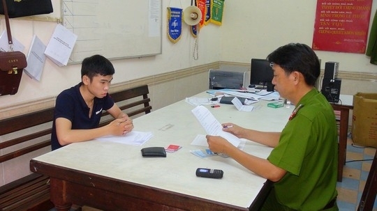 Bắt 4 kẻ lừa đảo trúng thưởng,