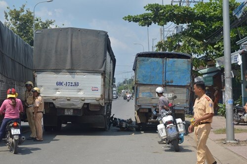 Tông 2 xe tải liên tục, nam thanh niên chết thảm