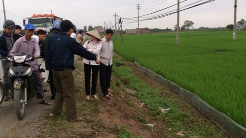 Hoảng hốt phát hiện người đàn ông nằm bất tỉnh bên vệ đường