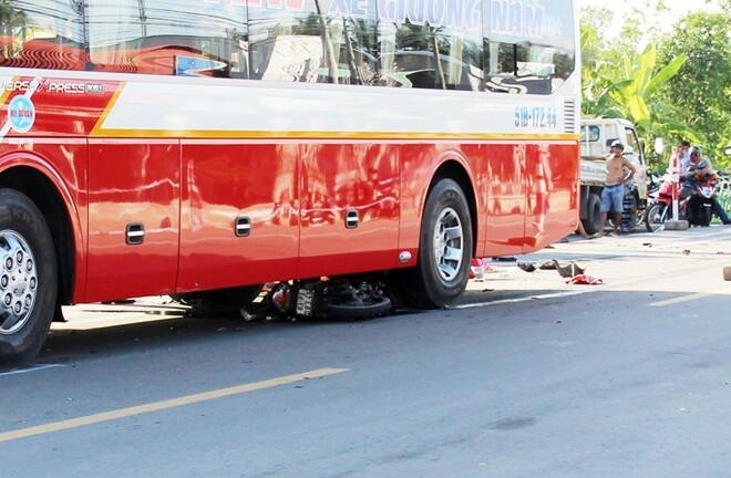 Người đàn ông cùng xe máy biến dạng dưới gầm ôtô giường nằm