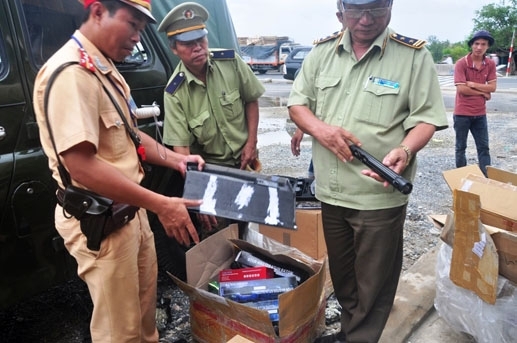 Bắt giữ xe khách chở lô hàng