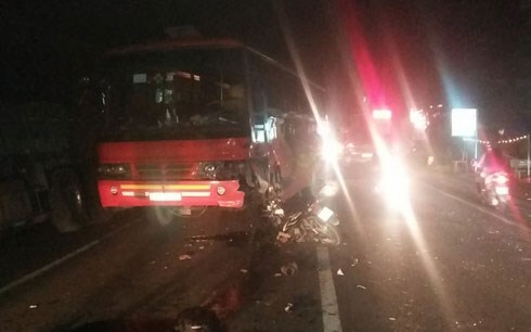 Không làm chủ được tốc độ, nam thanh niên đâm vào xe khách tử vong