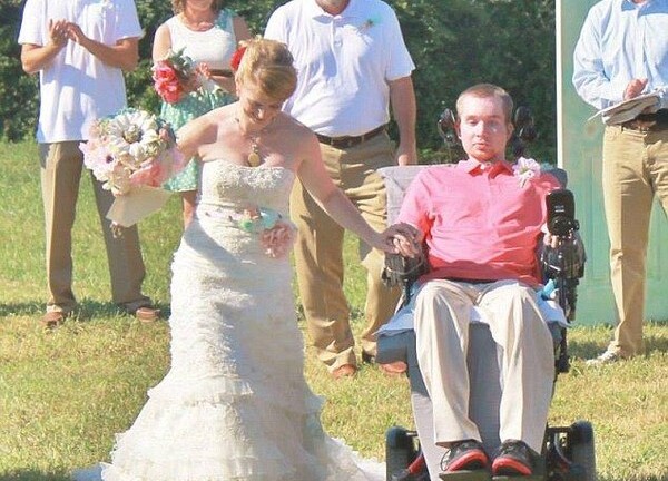 Chàng trai liệt toàn thân hồi phục kỳ diệu nhờ tình yêu như truyện ngôn tình