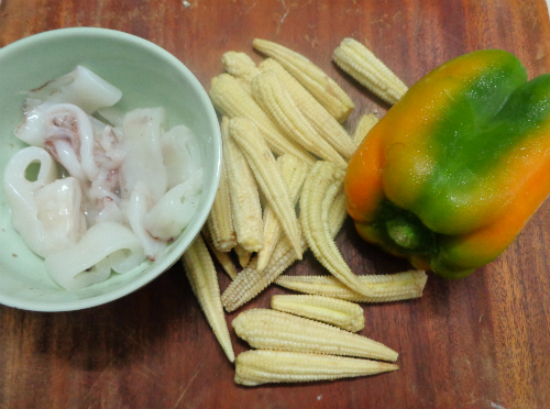 Bắp non xào mực cay ngon cho bữa cơm cuối tuần