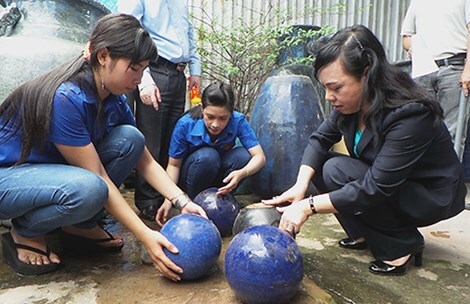 Chống lây chéo và quá tải: Bệnh nhân sốt xuất huyết nhẹ nên ở tuyến dưới