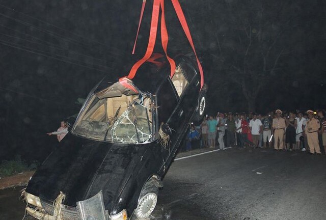 Một người chết trong chiếc xe biển xanh nằm dưới suối sâu