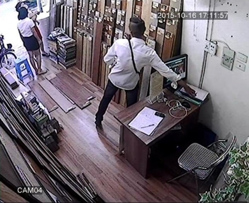 Pha ăn trộm nhanh như chớp của thanh niên và phụ nữ bế con