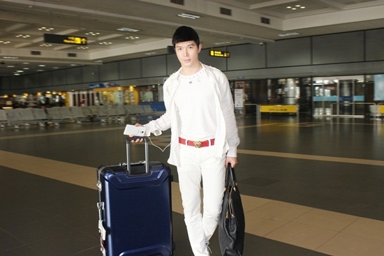 Nathan Lee hút hồn với cây hàng hiệu trắng tinh