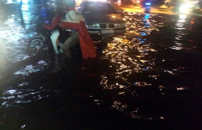 Sau mưa, nhiều tuyến đường tại TP Cần Thơ lại thành sông