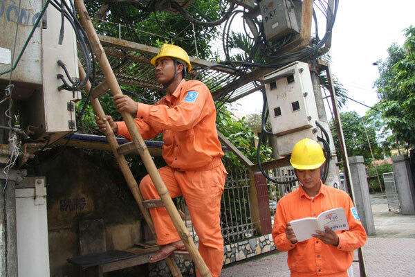 Giá điện đang “gánh” quá nhiều chi phí bất hợp lý gây bức xúc