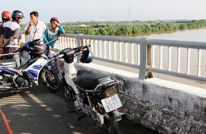 Để lại xe máy, điện thoại trên cầu, người đàn ông nhảy sông mất tích