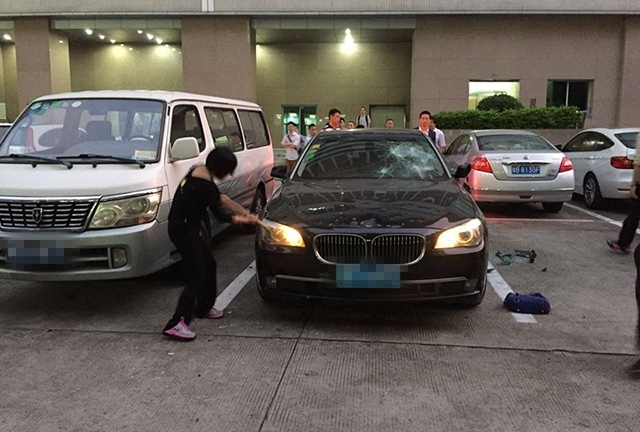 Lại thêm vụ vợ đập tan BMW vì phát hiện chồng có nhân tình