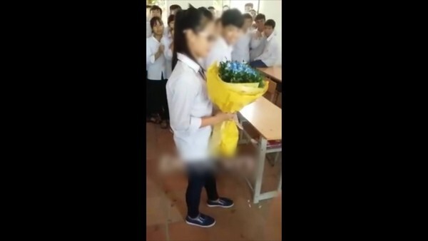 Ngày 20/10, học sinh tặng hoa và... hôn nhau ngay trong lớp