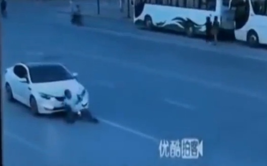 Người đàn ông tự nhảy bổ vào ô tô, ngã lăn bất tỉnh để ăn vạ