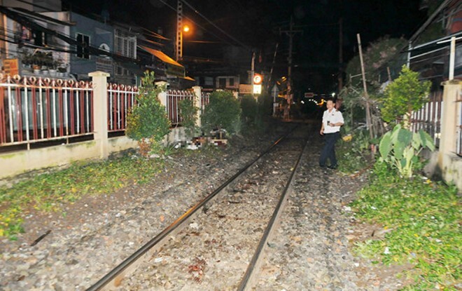 Người đàn ông bị tàu hỏa cán chết khi đang nằm trên đường ray