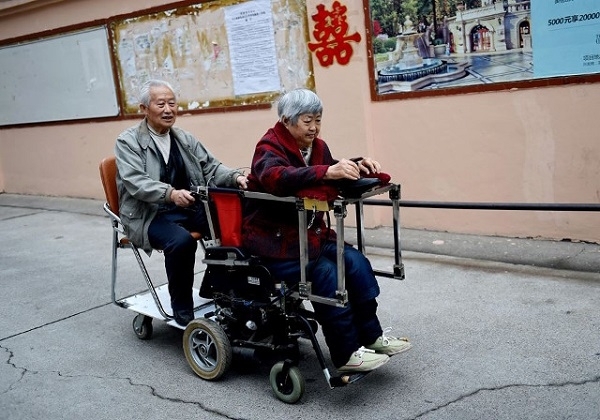 Xúc động cụ ông 79 tuổi chế tạo “xe lăn tình yêu” cho vợ