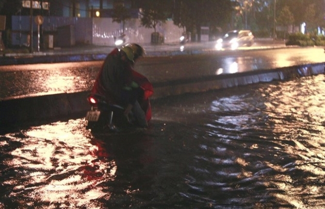 Sài Gòn mưa 1 tiếng, đến nửa đêm phố vẫn thành sông