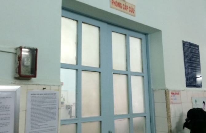 2 trẻ sinh đôi bị mẹ cho uống thuốc diệt cỏ: 1 bé xuất viện, 1 bé bị xơ phổi