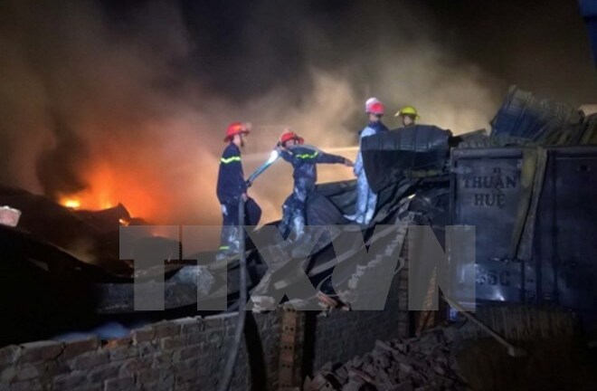 Cơ sở hàng mã cháy lúc nửa đêm, người dân hoảng loạn