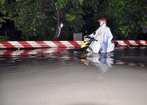 Mưa tiếp diễn, người Sài Gòn ngao ngán vì ngập nước