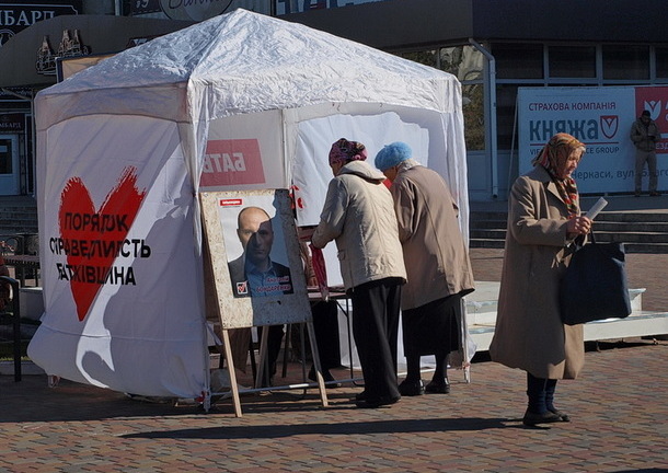 Ukraine tiến hành bầu cử địa phương