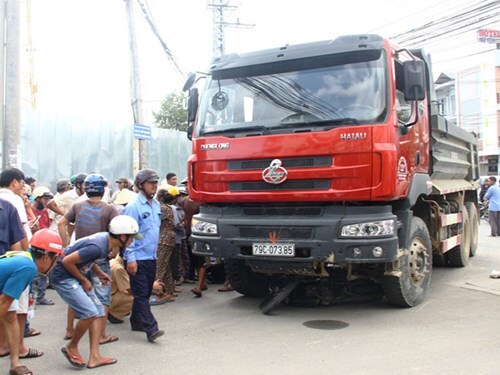 Hai vợ chồng gặp nạn chết thảm dưới gầm xe tải