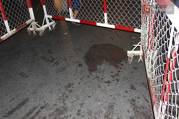 Bạn bè bàng hoàng nghe tin chàng trai bị hai cô gái đâm ở Sài Gòn