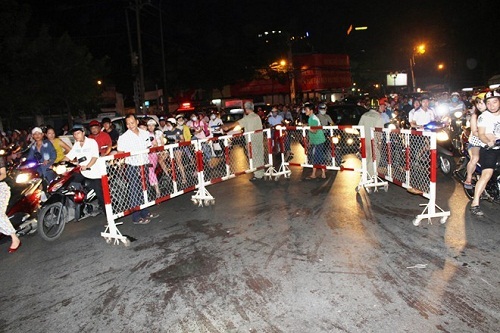 Bố mẹ chạy xe suốt đêm để nhận xác con trai bị đâm giữa vòng xoay