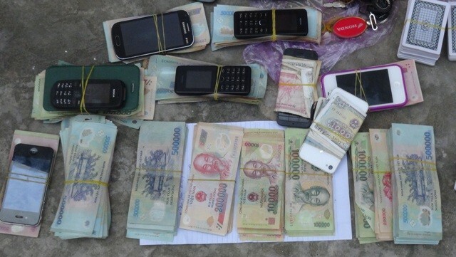 Triệt phá sòng bạc trong quán karaoke, tạm giữ 11 con bạc