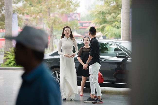 Á hậu Huyền My được cả nhà tháp tùng đi dự sự kiện