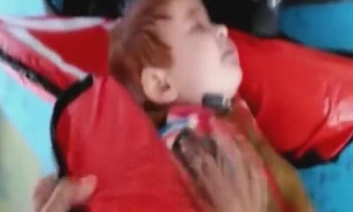 Nỗ lực cứu sống bé 18 tháng tuổi trên chiếc thuyền di cư bị lật