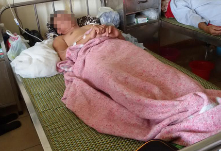 Ra mở cửa, người đàn ông bị hàng xóm vác dao chém