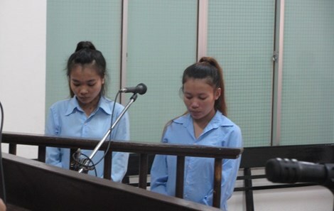 Hai nữ 9X hầu tòa vì chung vốn buôn... “đá”