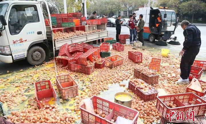 Cảm động người dân giúp đỡ lái xe bị đổ hàng ngàn quả trứng giữa đường