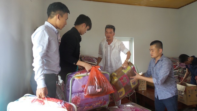 Hàng ngàn bà con nông dân kéo nhau đi xem Đàm Vĩnh Hưng hát