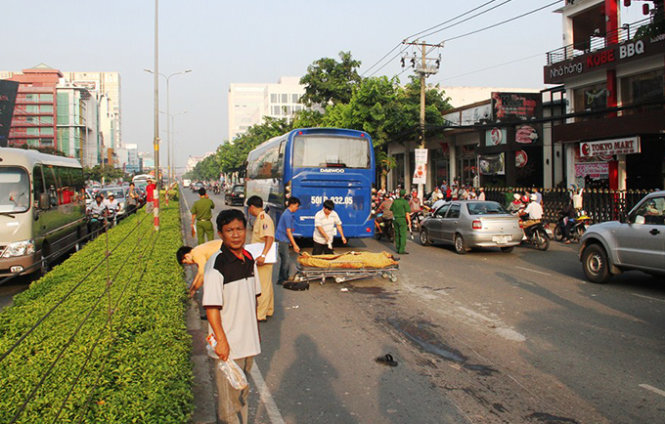 Vấp phải lõi cáp ngã ra đường, người đàn ông bị xe khách cán chết